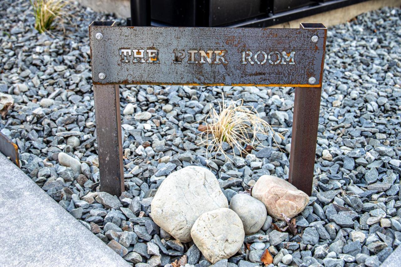 Magic On Maryburn - The Pink Room Twizel Exterior foto